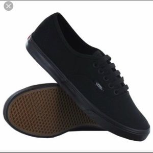 New Black vans (never worn) 6.5 in men 8 in womens